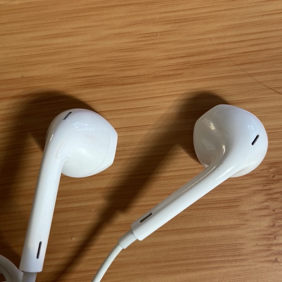 Apple EarPods with lightning cable, classic white works w/ iPhone, iPad & iPod - Picture 4 of 4